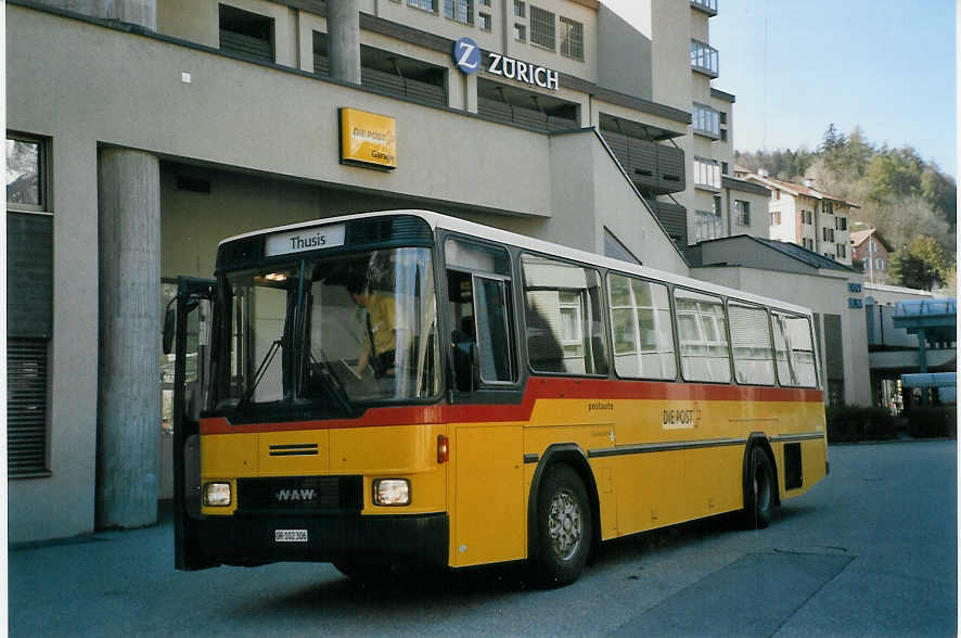 (066'716) - PostAuto Graubnden - GR 102'306 - NAW/Hess (ex P 24'441) am 20. April 2004 in Thusis, Postautostation