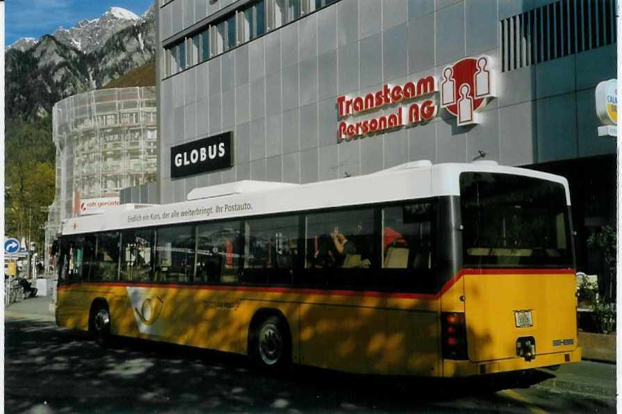 (066'729) - Dnser, Trimmis - GR 5865 - Volvo/Hess am 20. April 2004 beim Bahnhof Chur