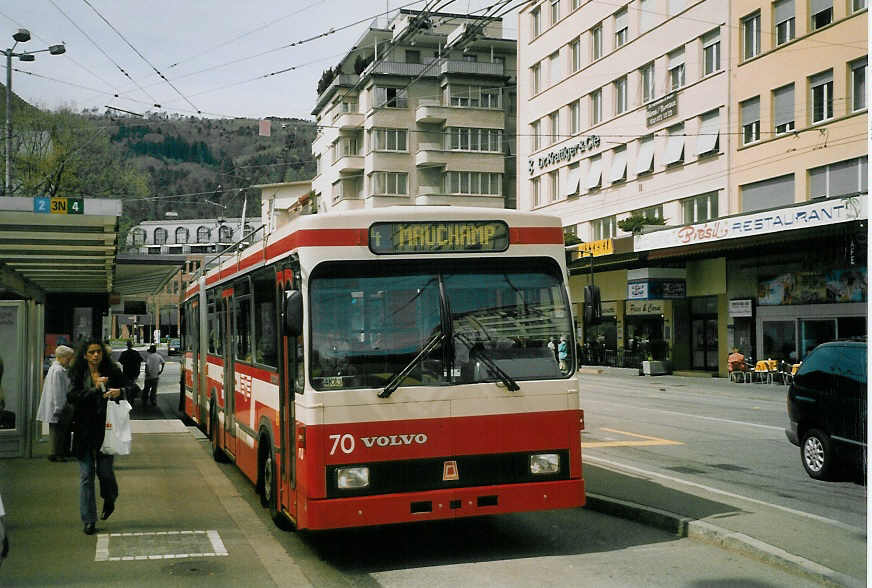 (066'828) - VB Biel - Nr. 70 - Volvo/R&J Gelenktrolleybus am 21. April 2004 beim Bahnhof Biel