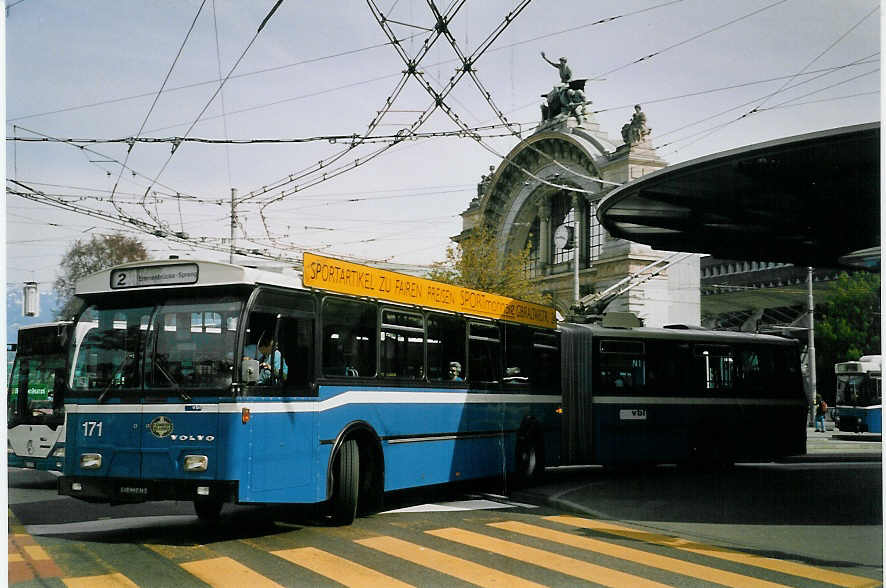(067'010) - VBL Luzern - Nr. 171 - Volvo/Hess Gelenktrolleybus am 22. April 2004 beim Bahnhof Luzern