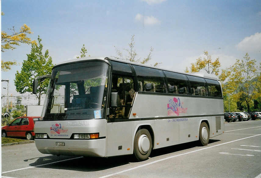 (067'533) - Steiner, Niedergesteln - VS 64'488 - Neoplan am 15. Mai 2004 in Thun, Seestrasse