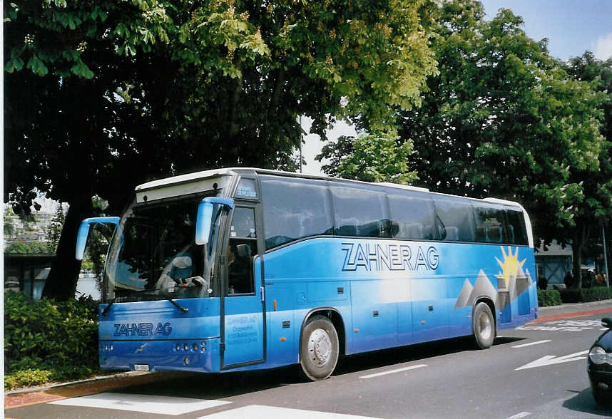 (067'811) - Zahner, Rufi - SG 15'841 - Volvo/Atomic am 23. Mai 2004 beim Bahnhof Luzern