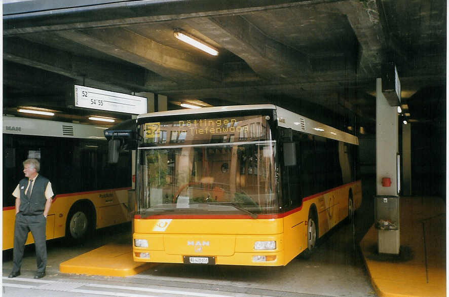 (068'334) - PostAuto Aargau - AG 428'656 - MAN am 19. Juni 2004 in Baden, Postautostation