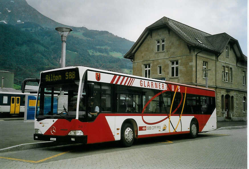 (068'604) - Niederer, Filzbach - Nr. 24/GL 41 - Mercedes am 19. Juni 2004 beim Bahnhof Nfels-Mollis