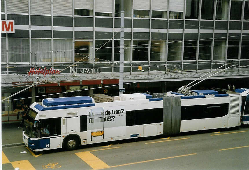 (069'122) - TL Lausanne - Nr. 818/VD 369'623 - Neoplan Gelenkduobus am 8. Juli 2004 in Lausanne, Place Riponne