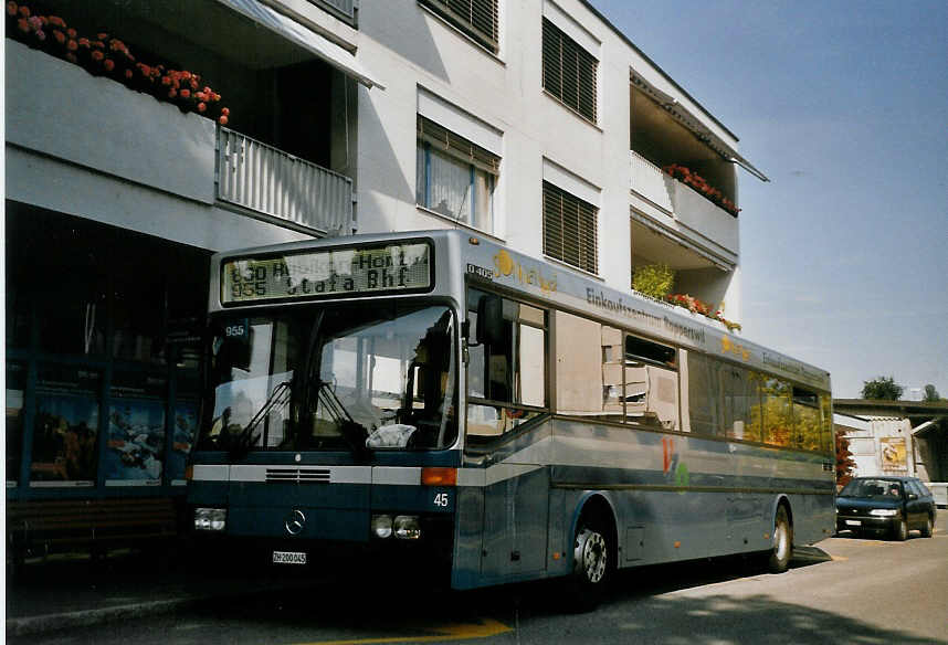 (069'520) - VZO Grningen - Nr. 45/ZH 200'045 - Mercedes am 17. Juli 2004 beim Bahnhof Stfa