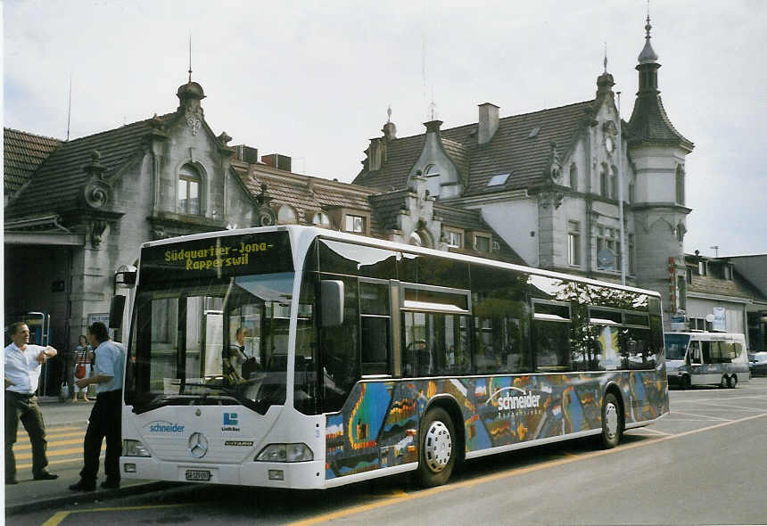 (069'522) - Schneider, Ermenswil - Nr. 3/SG 129'097 - Mercedes am 17. Juli 2004 beim Bahnhof Rapperswil