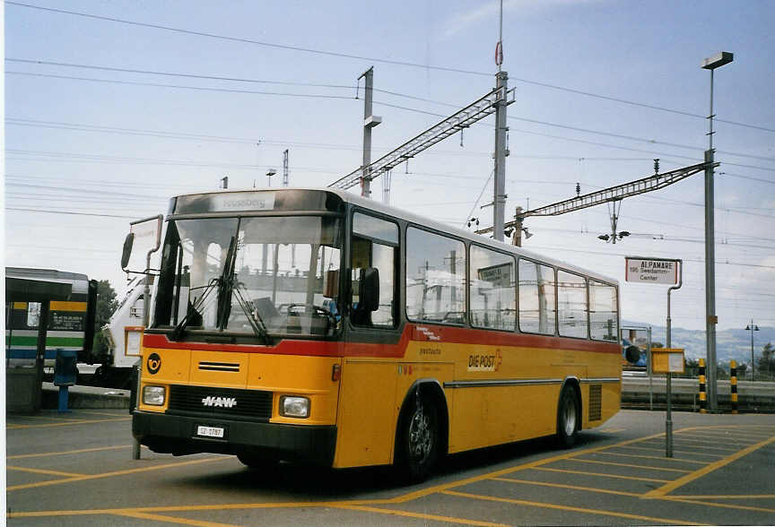 (069'523) - Schuler, Feusisberg - SZ 1787 - NAW/Hess am 17. Juli 2004 beim Bahnhof Pfffikon