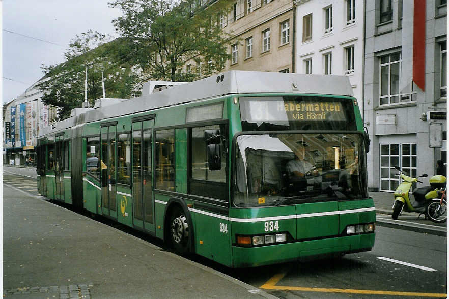 (069'701) - BVB Basel - Nr. 934 - Neoplan Gelenktrolleybus am 24. Juli 2004 in Basel, Claraplatz