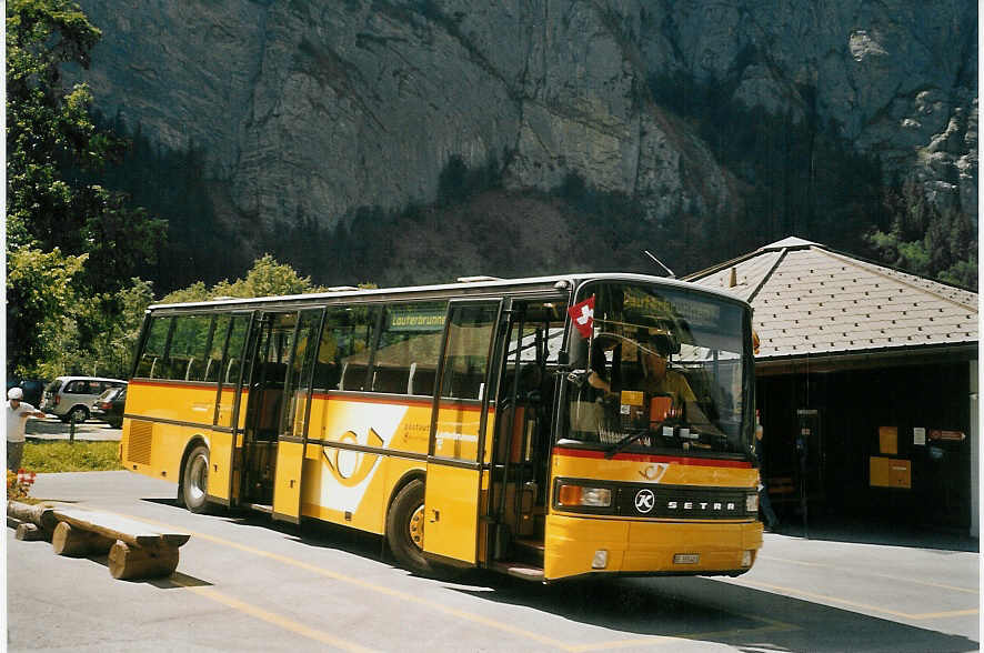 (069'902) - Schmocker, Stechelberg - Nr. 2/BE 393'401 - Setra (ex P 25'045) am 1. August 2004 in Stechelberg, Hotel