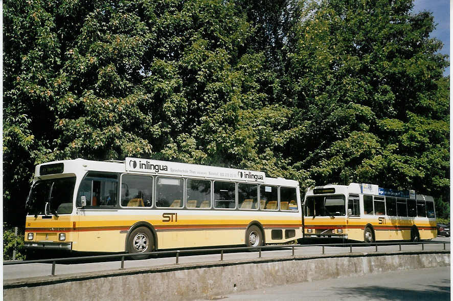 (069'910) - STI Thun - Nr. 52/BE 396'552 - Saurer/R&J + Nr. 35/BE 443'835 - Volvo/R&J (ex SAT Thun Nr. 35) am 2. August 2004 bei der Schifflndte Thun