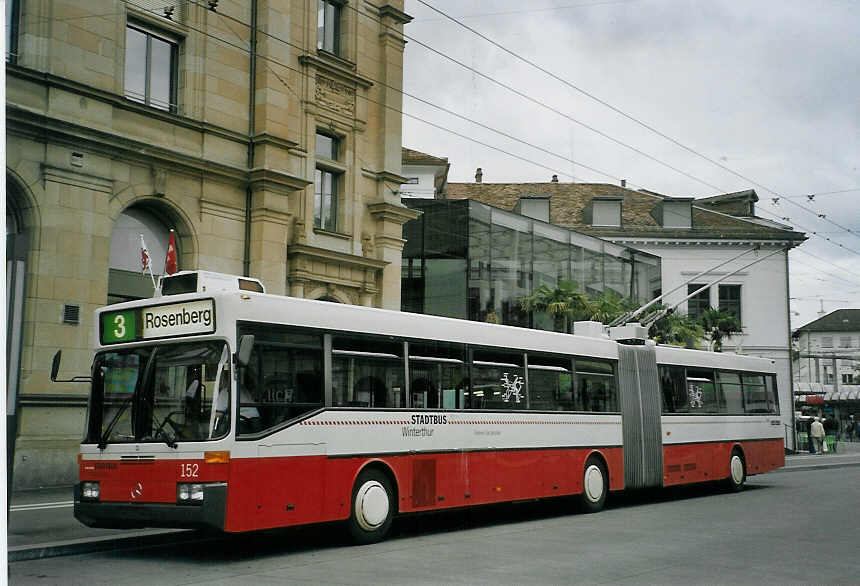 (070'024) - SW Winterthur - Nr. 152 - Mercedes Gelenktrolleybus am 21. August 2004 beim Hauptbahnhof Winterthur