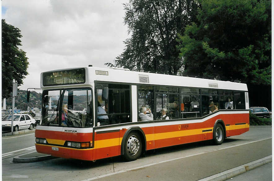 (070'124) - VBL Luzern - Nr. 520/LU 15'645 - Neoplan (ex Gowa, Luzern Nr. 20) am 21. August 2004 beim Bahnhof Luzern