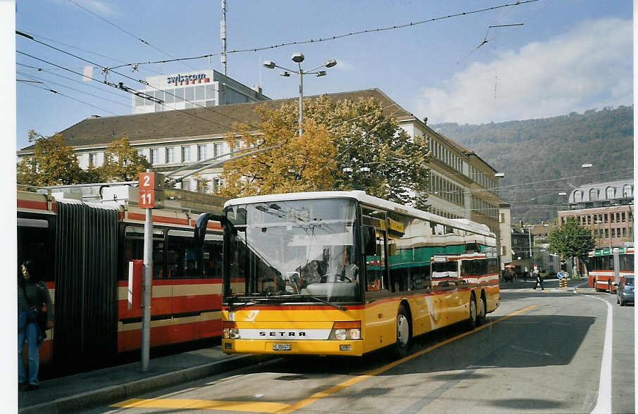 (071'709) - AVA Aarberg - Nr. 7/BE 350'471 - Setra am 5. Oktober 2004 beim Bahnhof Biel