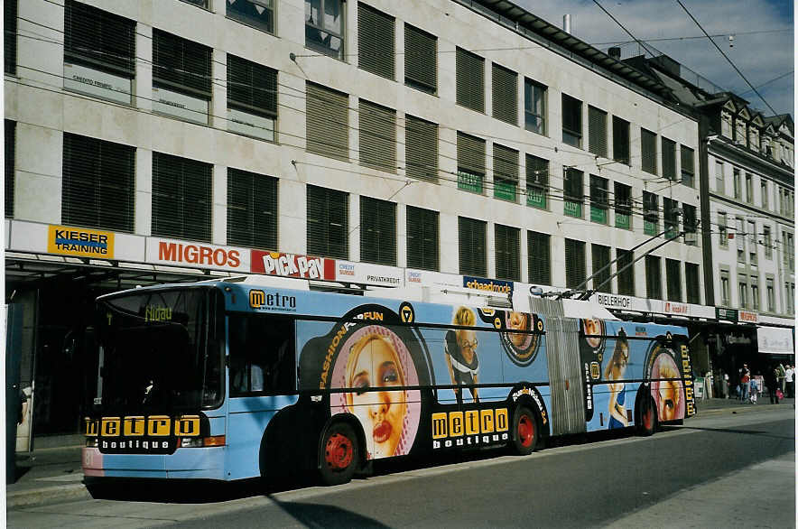 (071'710) - VB Biel - Nr. 81 - NAW/Hess Gelenktrolleybus am 5. Oktober 2004 in Biel, Guisanplatz