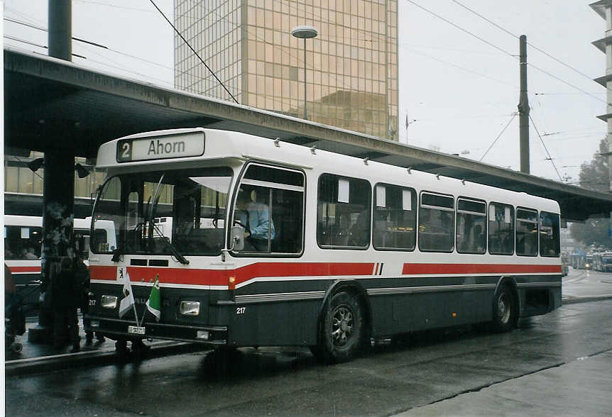 (072'008) - VBSG St. Gallen - Nr. 217/SG 141'217 - Saurer/Hess am 11. Oktober 2004 beim Bahnhof St. Gallen