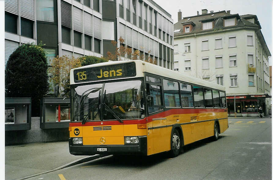 (072'526) - AVA Aarberg - Nr. 2/BE 85'802 - Mercedes/R&J am 6. November 2004 in Biel, Zentralplatz