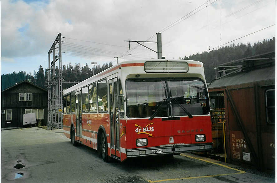 (072'536) - AAGK Koppigen - Nr. 1/BE 165'638 - Saurer/R&J (ex STI Thun Nr. 48) am 8. November 2004 beim Bahnhof Langnau (Einsatz AOE)