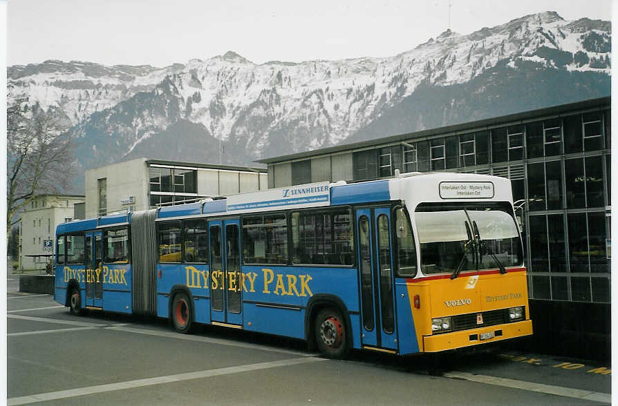 (072'822) - PostAuto Berner Oberland - BE 554'102 - Volvo/R&J (ex VB Biel Nr. 133) am 28. November 2004 beim Bahnhof Interlaken Ost