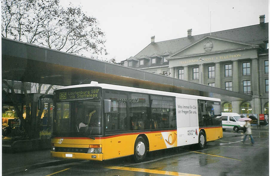 (072'906) - PostAuto Aargau - Nr. 15/AG 428'666 - Setra (ex P 25'601) am 2. Dezember 2004 beim Bahnhof Aarau