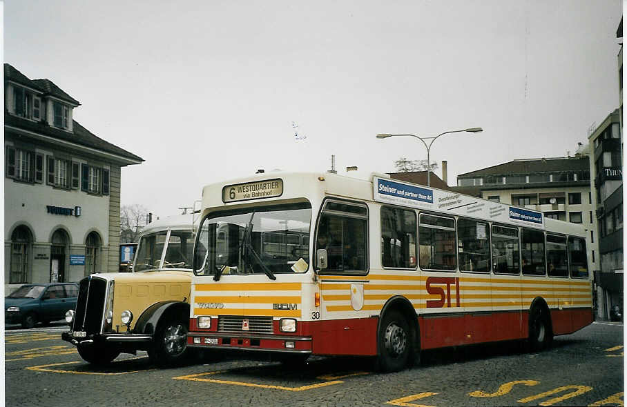 (073'129) - STI Thun - Nr. 30/BE 419'030 - Volvo/R&J (ex SAT Thun Nr. 30) am 12. Dezember 2004 beim Bahnhof Thun