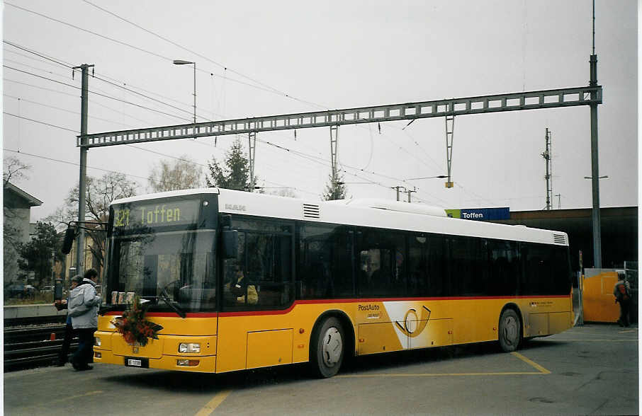 (073'201) - Engeloch, Riggisberg - Nr. 8/BE 13'188 - MAN am 12. Dezember 2004 beim Bahnhof Toffen