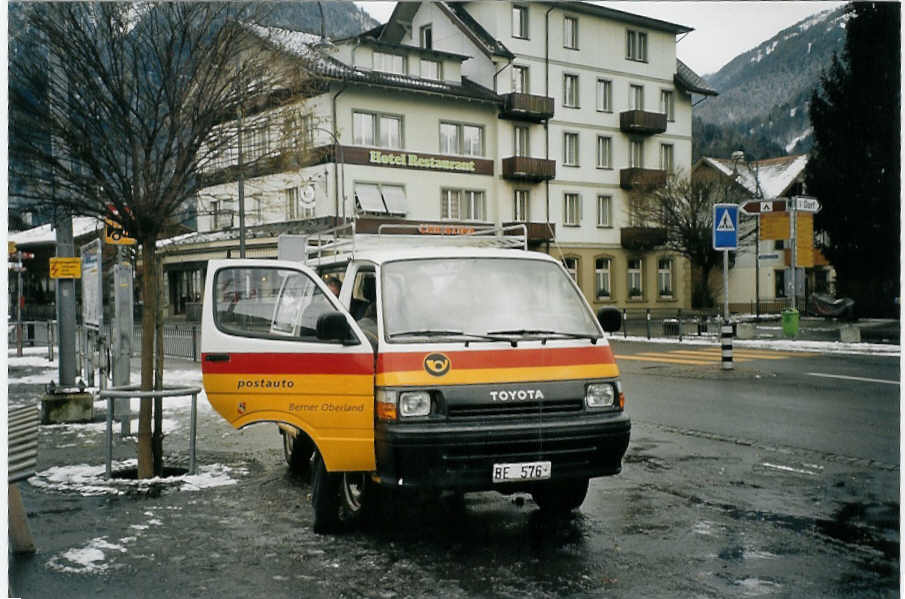 (073'304) - Seematter, Saxeten - BE 576 - Toyota am 18. Dezember 2004 beim Bahnhof Wilderswil