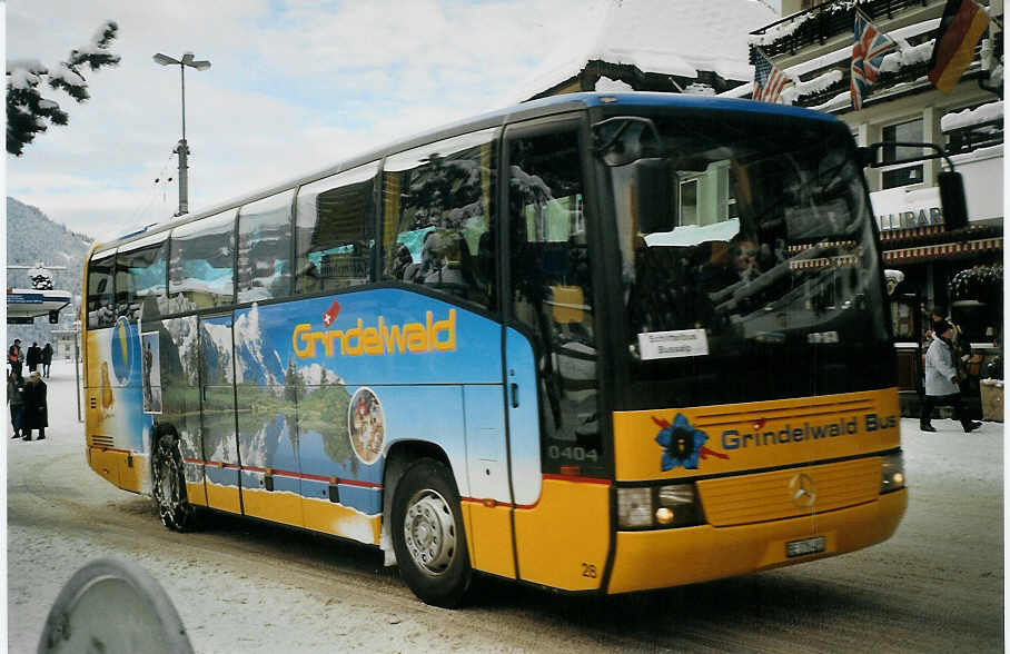 (073'434) - AVG Grindelwald - Nr. 28/BE 376'483 - Mercedes am 29. Dezember 2004 beim Bahnhof Grindelwald