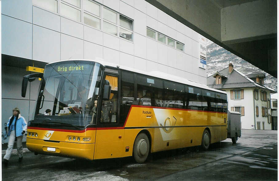 (073'630) - PostAuto Oberwallis - VS 243'894 - Neoplan (ex P 25'168) am 1. Januar 2005 in Visp, Postautostation