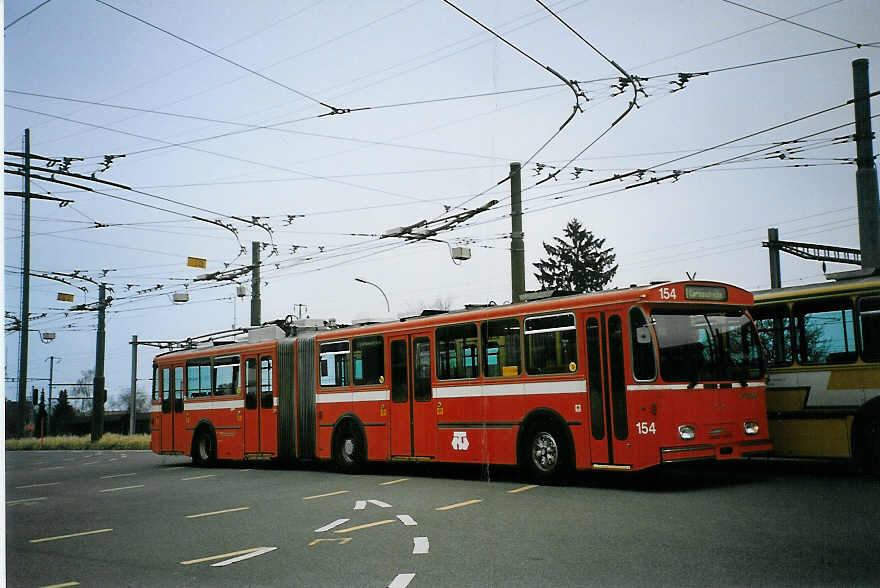 (074'218) - TN Neuchtel - Nr. 154 - FBW/Hess Gelenktrolleybus (ex Nr. 54) am 16. Januar 2005 in Marin, Dpt