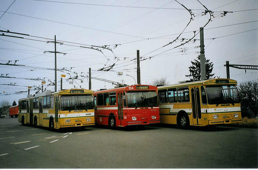 (074'225) - TN Neuchtel - Nr. 155 (ex Nr. 55) + Nr. 154 (ex Nr. 54) + Nr. 151 (ex Nr. 51) - FBW/Hess Gelenktrolleybusse am 16. Januar 2005 in Marin, Dpt