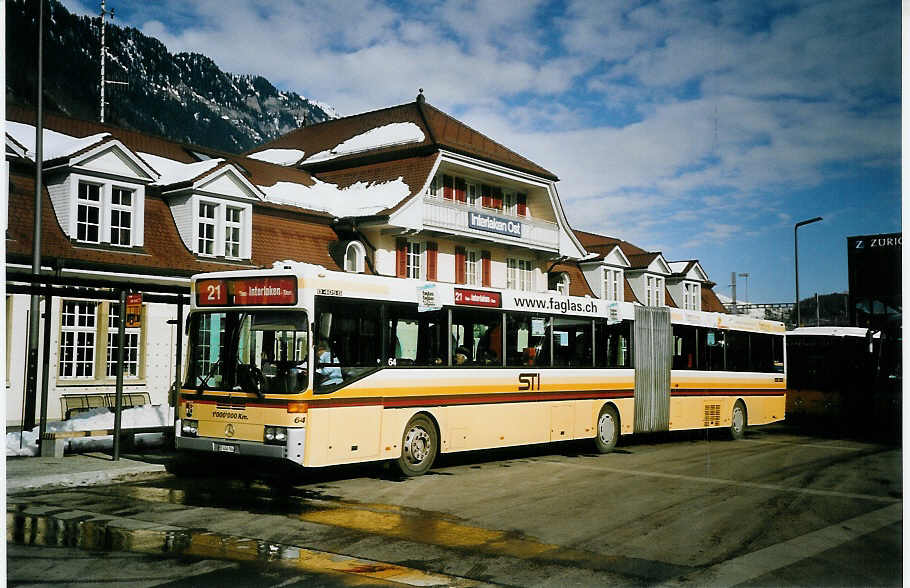 (074'411) - STI Thun - Nr. 64/BE 434'764 - Mercedes am 6. Februar 2005 beim Bahnhof Interlaken Ost