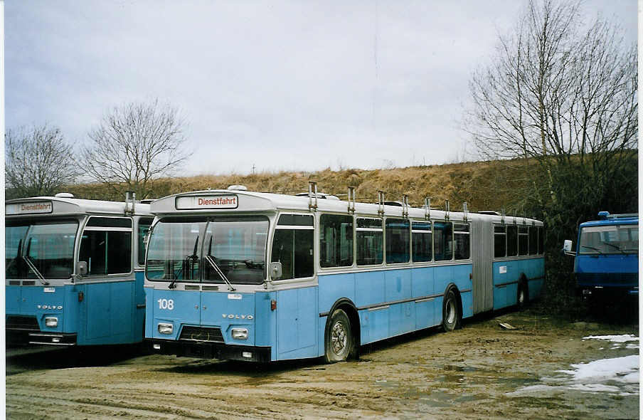 (074'708) - VBL Luzern - Nr. 108 - Volvo/Hess am 12. Februar 2005 beim Bahnhof Courtepin