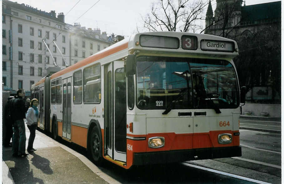 (074'903) - TPG Genve - Nr. 664 - Saurer/Hess Gelenktrolleybus am 24. Februar 2005 beim Bahnhof Genve