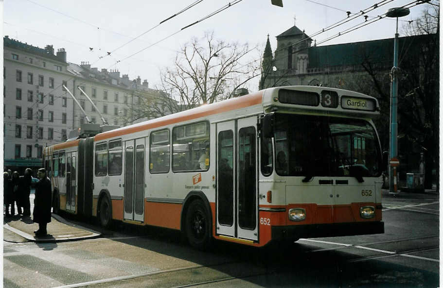 (074'910) - TPG Genve - Nr. 652 - Saurer/Hess Gelenktrolleybus am 24. Februar 2005 beim Bahnhof Genve