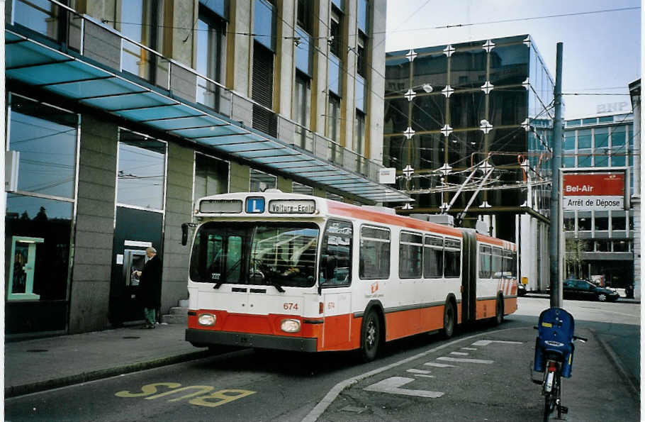 (075'007) - TPG Genve - Nr. 674 - Saurer/Hess Gelenktrolleybus am 24. Februar 2005 in Genve, Bel-Air