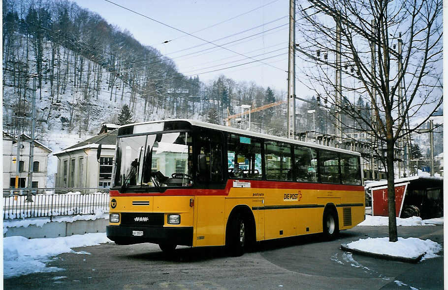 (075'207) - Steiner, Altbron - Nr. 12/LU 15'571 - NAW/Hess am 25. Februar 2005 beim Bahnhof Wolhusen