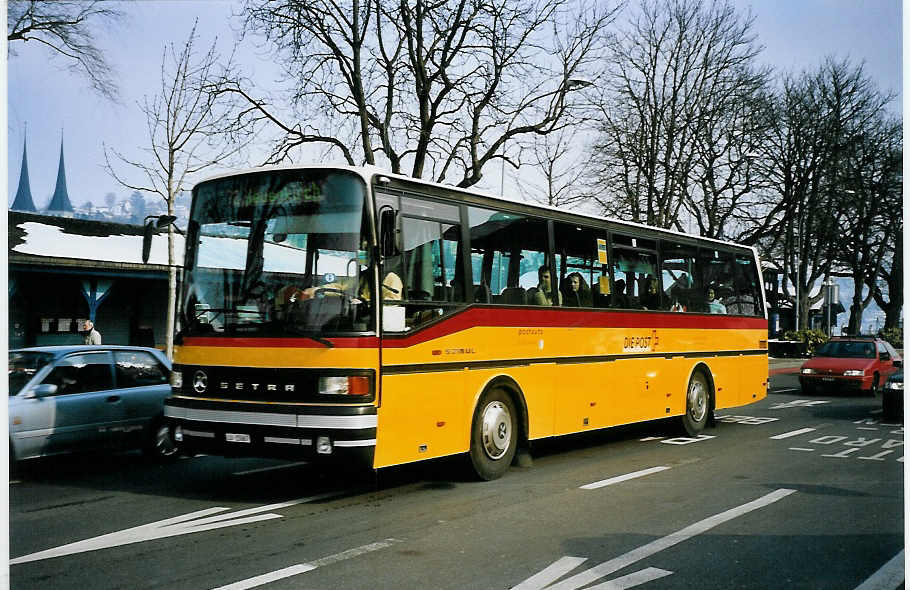 (075'217) - Stirnimann, Neuenkirch - Nr. 43/LU 15'067 - Setra am 25. Februar 2005 beim Bahnhof Luzern