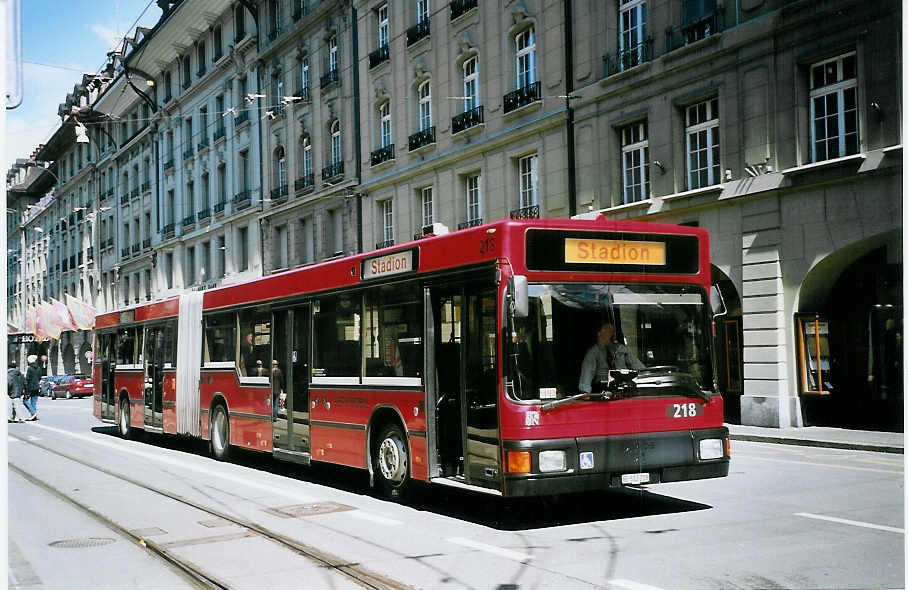 (076'034) - Bernmobil, Bern - Nr. 218/BE 513'218 - MAN am 10. April 2005 beim Bahnhof Bern