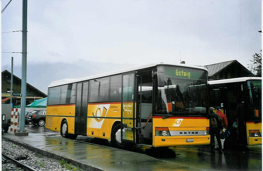 (076'605) - Kbli, Gstaad - BE 403'014 - Setra am 16. Mai 2005 beim Bahnhof Gstaad