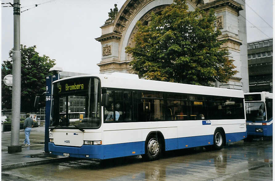 (078'413) - VBL Luzern - Nr. 571/LU 15'714 - Scania/Hess am 11. Juli 2005 beim Bahnhof Luzern