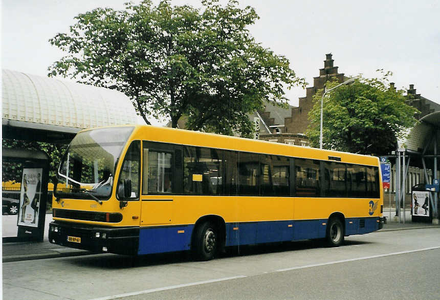 (078'933) - Hermes, Kampen - Nr. 4898/BB-RP-61 - Den Oudsten am 23. Juli 2005 beim Bahnhof Maastricht