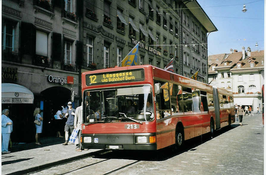 (079'124) - Bernmobil, Bern - Nr. 213/BE 513'213 - MAN am 27. Juli 2005 beim Bahnhof Bern