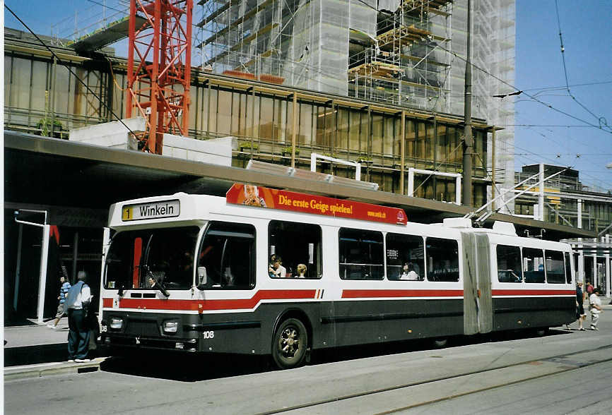 (079'135) - VBSG St. Gallen - Nr. 108 - Saurer/Hess Gelenktrolleybus am 28. Juli 2005 beim Bahnhof St. Gallen