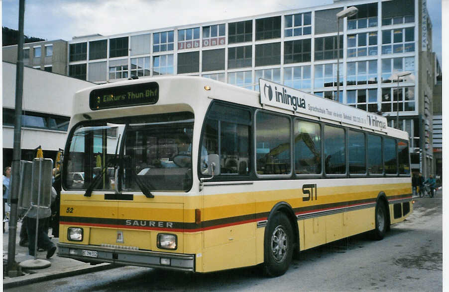 (079'715) - STI Thun - Nr. 52/BE 396'552 - Saurer/R&J am 26. August 2005 beim Bahnhof Thun