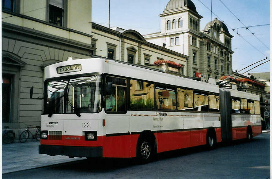 (080'208) - SW Winterthur - Nr. 122 - Saurer/FHS Gelenktrolleybus am 28. August 2005 beim Hauptbahnhof Winterthur