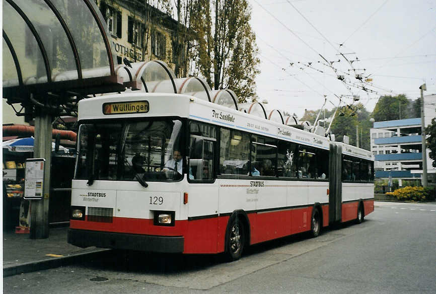 (080'931) - SW Winterthur - Nr. 129 - Saurer/FHS Gelenktrolleybus am 18. Oktober 2005 beim Hauptbahnhof Winterthur