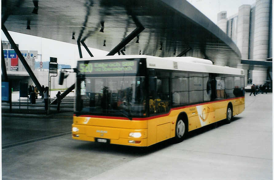 (081'008) - PostAuto Zrich - Nr. 38/ZH 781'195 - MAN am 18. Oktober 2005 in Zrich, Flughafen