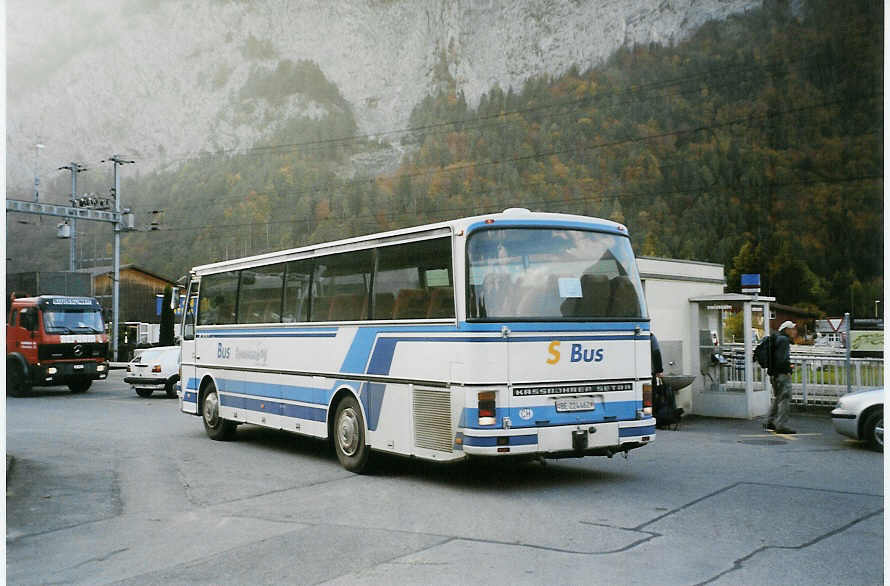 (081'316) - Tritten, Zweisimmen - BE 224'462 - Setra am 21. Oktober 2005 beim Bahnhof Wimmis