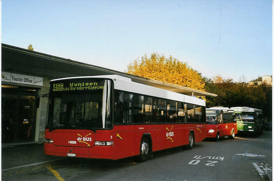 (081'422) - AAGK Koppigen - Nr. 5/BE 122'014 - Volvo/Hess am 29. Oktober 2005 beim Bahnhof Burgdorf